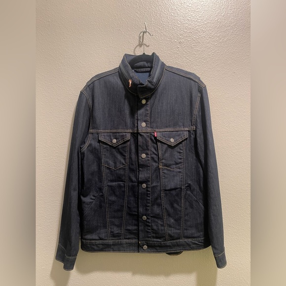 Men’s Size M Levi’s Dark Denim Jacket w hidden rain cover hood. Great Condition